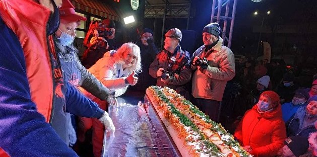 Новый рекорд: украинцы приготовили двухметровый хот-дог