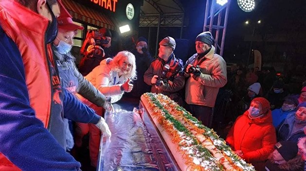 Новый рекорд: украинцы приготовили двухметровый хот-дог Новый рекорд: украинцы приготовили двухметровый хот-дог
