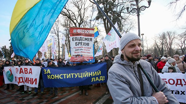 Тысячи противников вакцинации пришли к зданию СБУ в Киеве Тысячи противников вакцинации пришли к зданию СБУ в Киеве