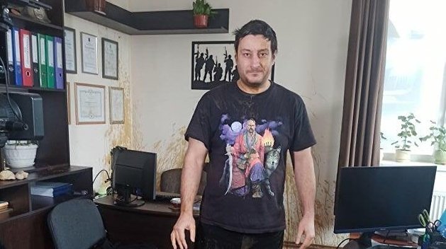 Облили нечистотами из ведер: неизвестные в масках напали на журналистов Ивано-Франковска Облили нечистотами из ведер: неизвестные в масках напали на журналистов Ивано-Франковска