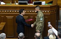 Зеленский в Раде вручил звание Героя Украины «особенному» неонацисту