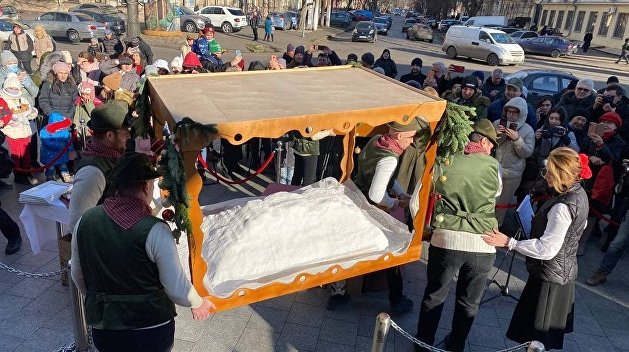 Рекорд к Рождеству: в Одессе испекли огромный немецкий кекс Рекорд к Рождеству: в Одессе испекли огромный немецкий кекс