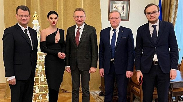 Платье раздора: за помощницу экс-министра заступилась «Мисс Украина Вселенная 2021» Платье раздора: за помощницу экс-министра заступилась «Мисс Украина Вселенная 2021»