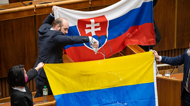 В парламенте Словакии публично унизили флаг Украины В парламенте Словакии публично унизили флаг Украины