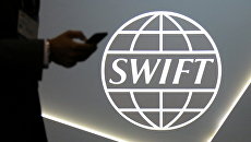 Экономист сказал, угрожает ли россиянам отключение банков от SWIFT