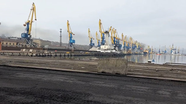 Прикрываются моряками. Украинские националисты захватили два иностранных судна в порту Мариуполя Прикрываются моряками. Украинские националисты захватили два иностранных судна в порту Мариуполя
