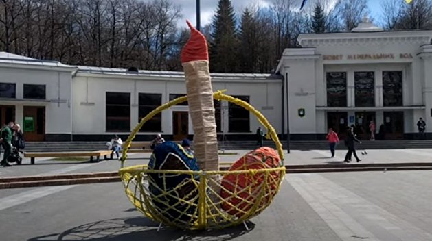 На Украине гремит скандал из-за пасхальной инсталляции