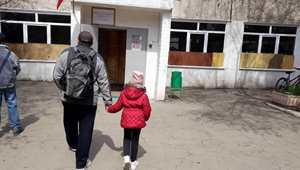 “They set the machine gun, took the sweets.” How children in Mariupol went to school