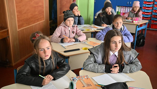 “They set the machine gun, took the sweets.” How children in Mariupol went to school