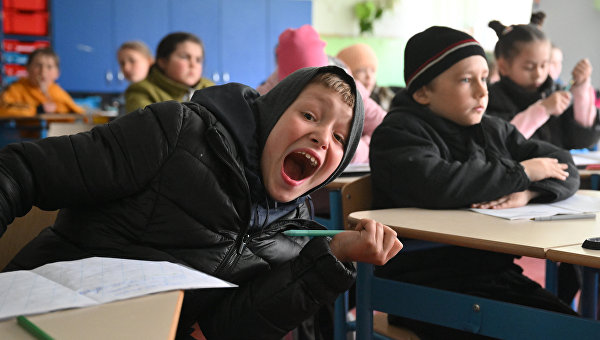 “They set the machine gun, took the sweets.” How children in Mariupol went to school