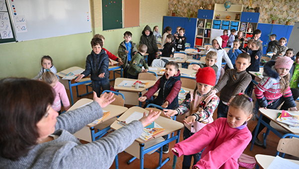 “They set the machine gun, took the sweets.” How children in Mariupol went to school