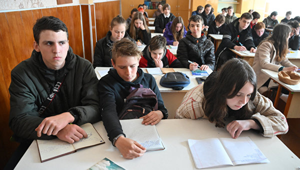 “They set the machine gun, took the sweets.” How children in Mariupol went to school