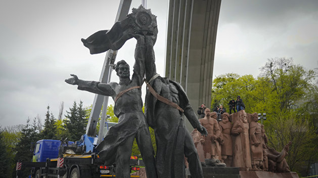 В Киеве решили приостановить переименования и снос памятников