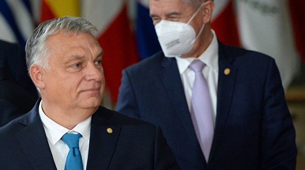 Борщ гуляшу не товарищ. Зачем Киев продолжает атаковать премьера Венгрии