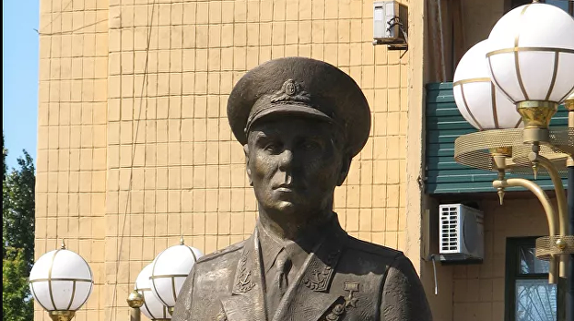 Стреляли по орденам: украинские нацисты повредили памятник Герою СССР адмиралу Лунину