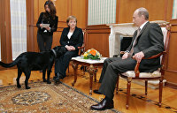 Меркель заявила, что Путин пытался запугать ее собаками