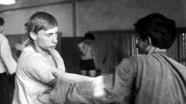 Молодой Владимир Путин занимается дзюдо, боевым искусством, которым он хотел бы овладеть