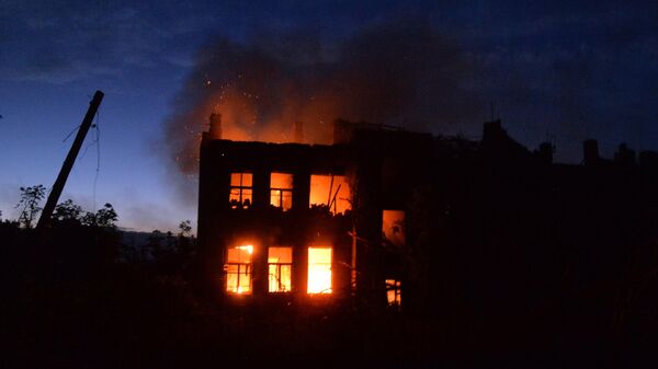 Пожар в жилом доме в Попасной, возникший в результате обстрела ВСУ