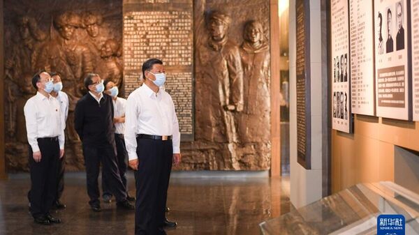 Си Цзиньпин на выставке, посвязённой Ляошэньской битве