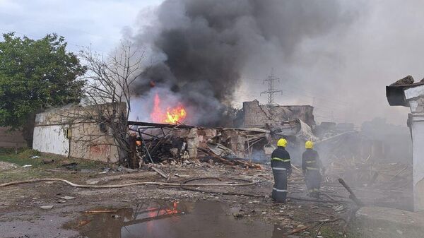 Пожар в гаражах после обстрела Новой Каховки