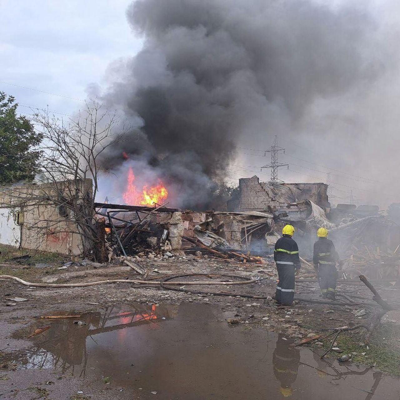 В Новой Каховке горят гаражи после обстрела ВСУ - 08.09.2022 Украина.ру