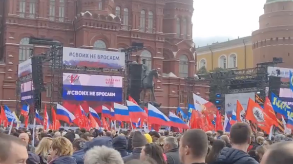 В Москве на Манежной площади проходит акция Своих не бросаем