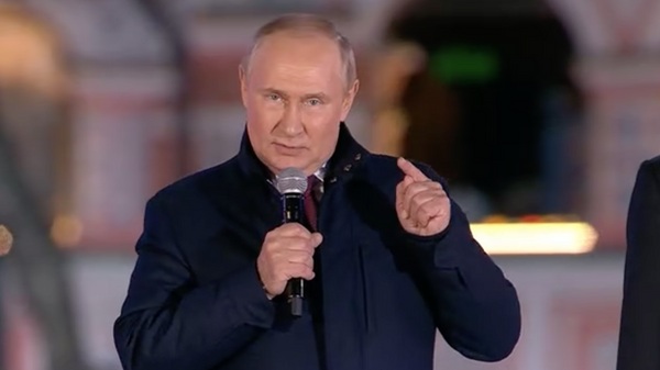 Владимир Путин выступает на Красной площади 30 сентября