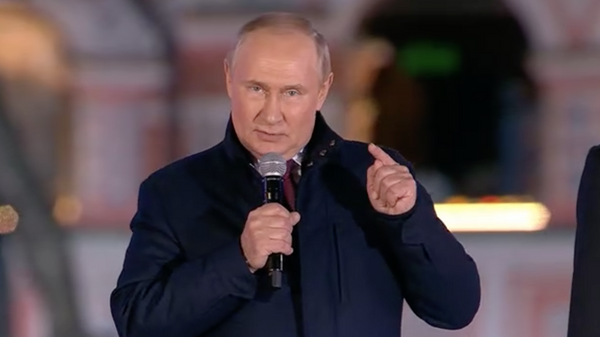 Владимир Путин выступает на Красной площади 30 сентября