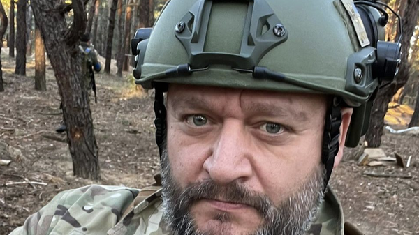 Михаил Добкин в военной форме и шлеме