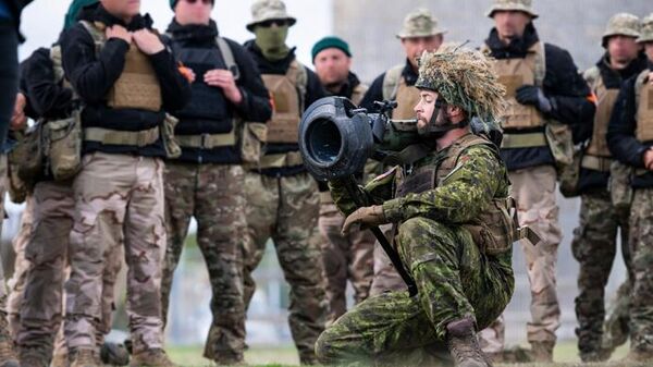 Канадский солдат тренирует военнослужащих ВСУ