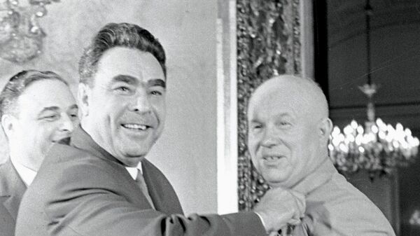 Леонид Брежнев и Никита Хрущев