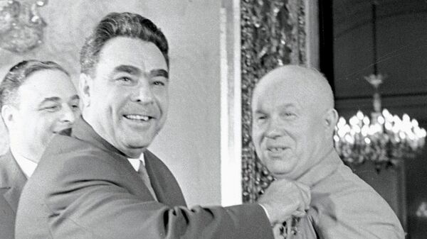 Леонид Брежнев и Никита Хрущев