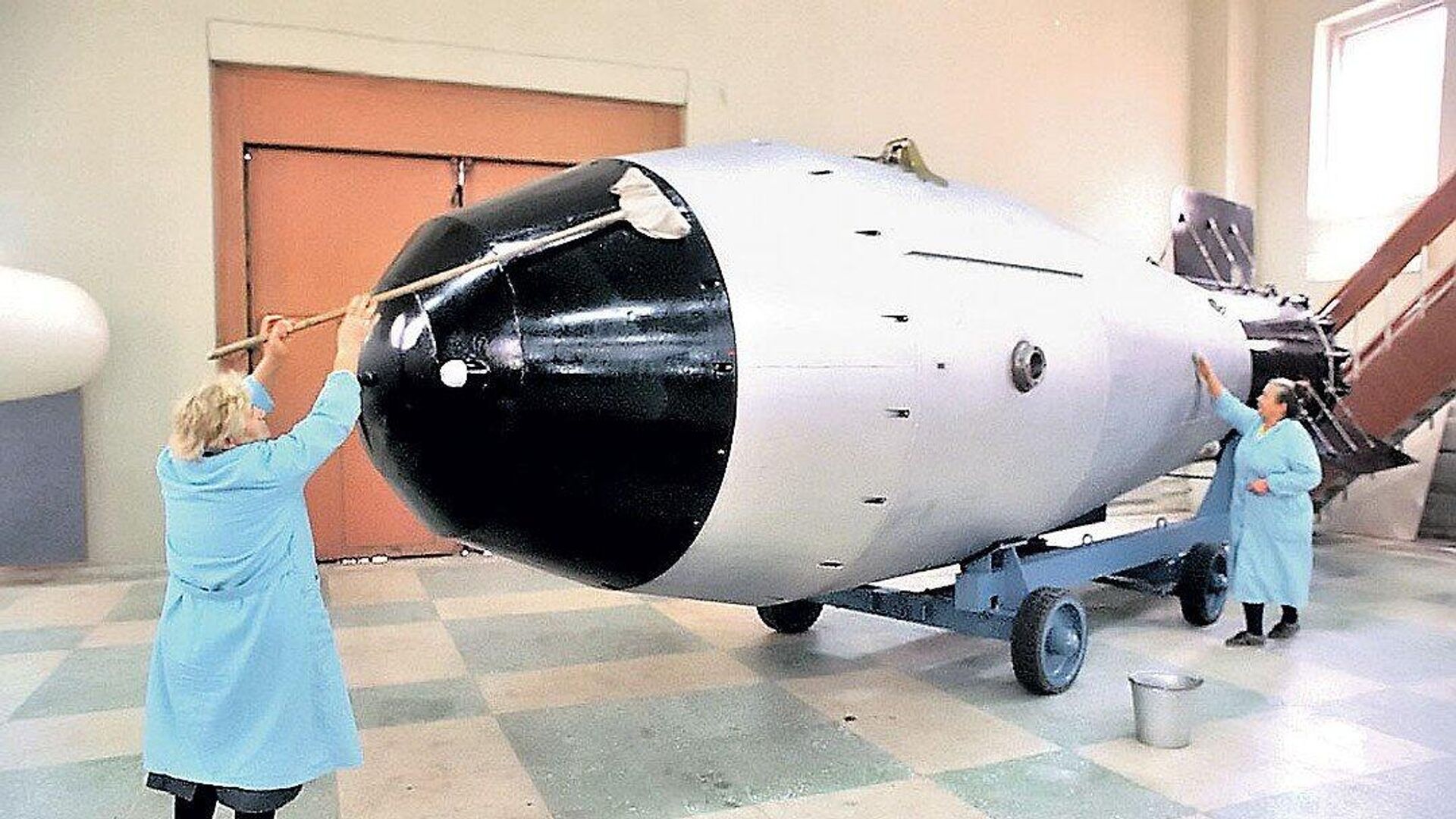 Водородная бомба страны. Первая водородная бомба РДС-6с. Водородная бомба РДС-6. Первая водородная бомба СССР РДС 6с. РДС 220 царь бомба.