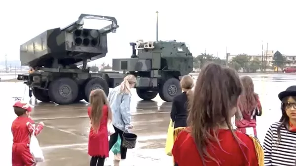 В США HIMARS стреляет конфетами по детям 