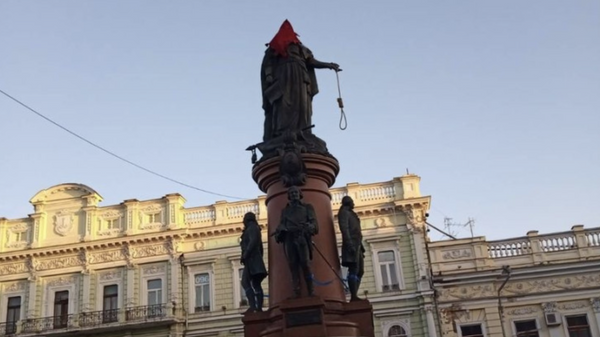 Вандалы осквернили памятник Екатерине II в Одессе