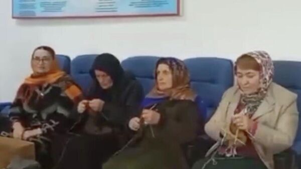 Женщины из Дахадаевского района Дагестана вяжут шерстяные носки