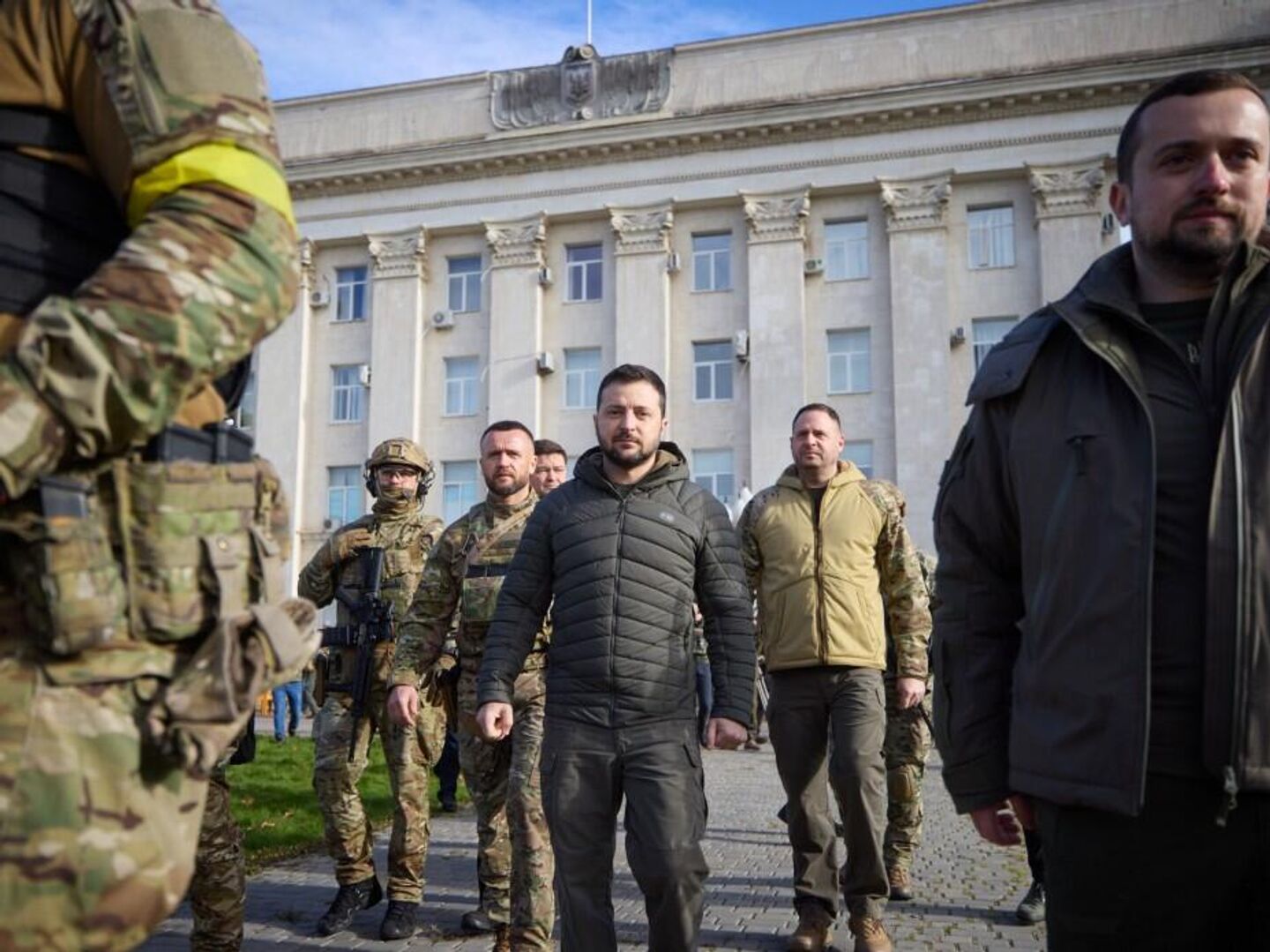 Почему сегодня в украине. Военный эксперт. Фото военнослужащих.