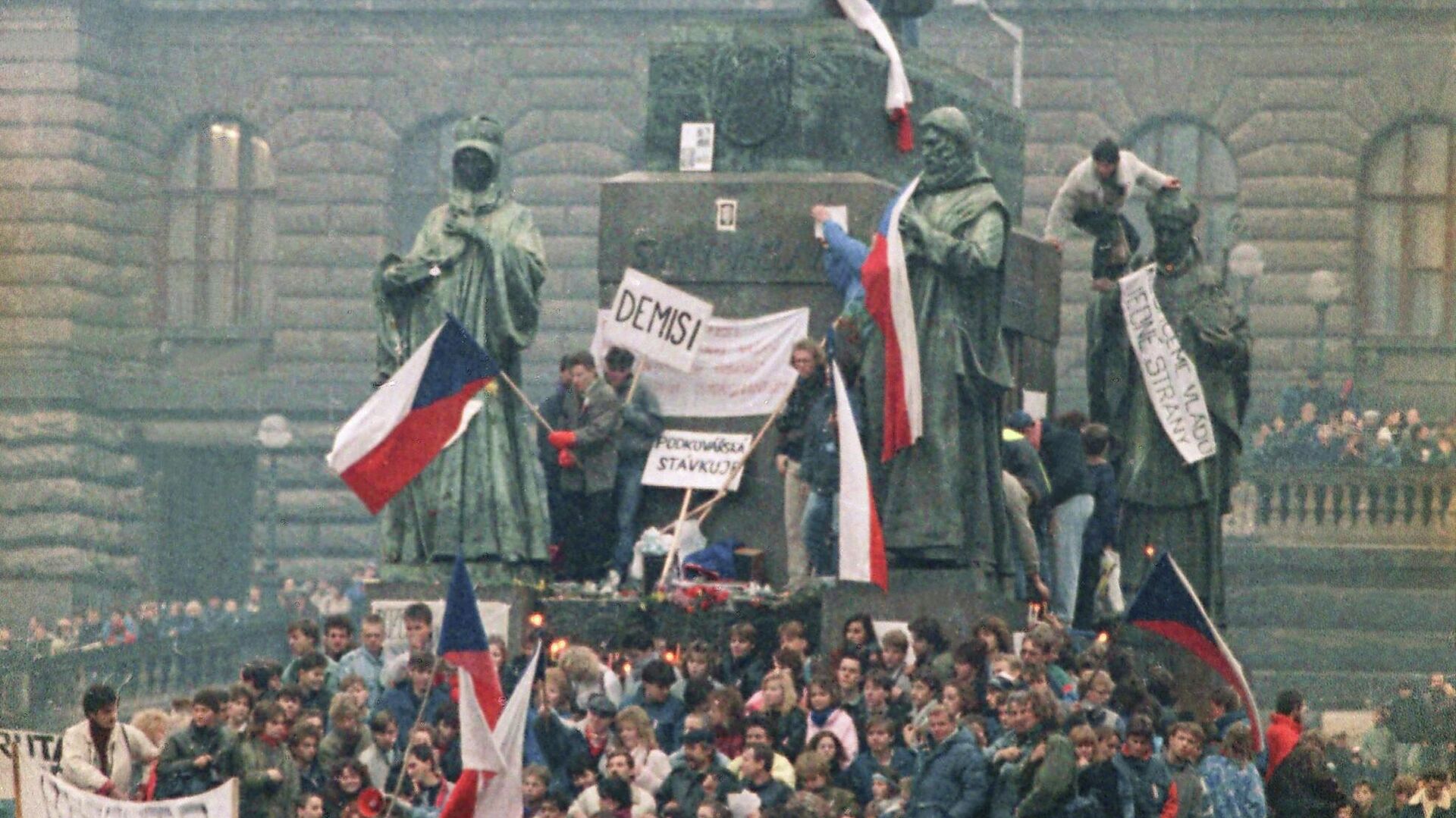 Социалистические революции в европе. Бархатная революция в Чехословакии. Революция в Чехословакии 1989. Демократическая революция в Чехословакии. Бархатные революции 1989.