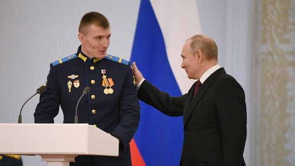 Президент РФ В. Путин вручил Героям России медали Золотая Звезда