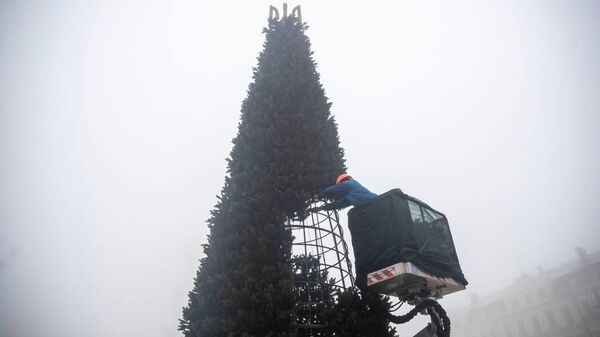 В центре Киева установили новогоднюю елку с тризубом