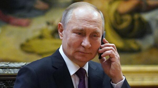 Президент РФ В. Путин поговорил по телефону с участницей акции Ёлка желаний А. Титаренко