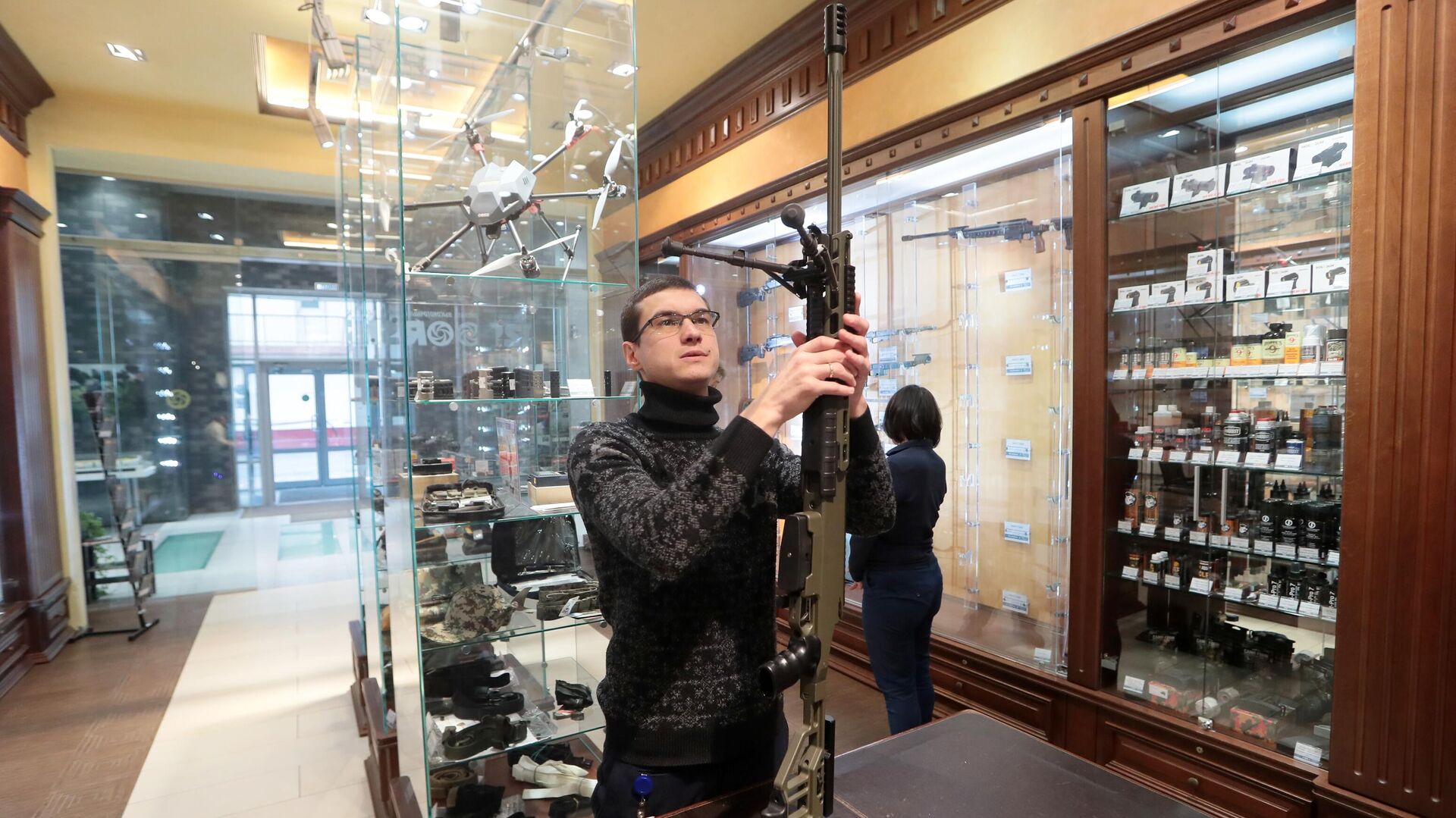 Продажа оружия в одном из магазинов ORSIS - РИА Новости, 1920, 17.01.2023