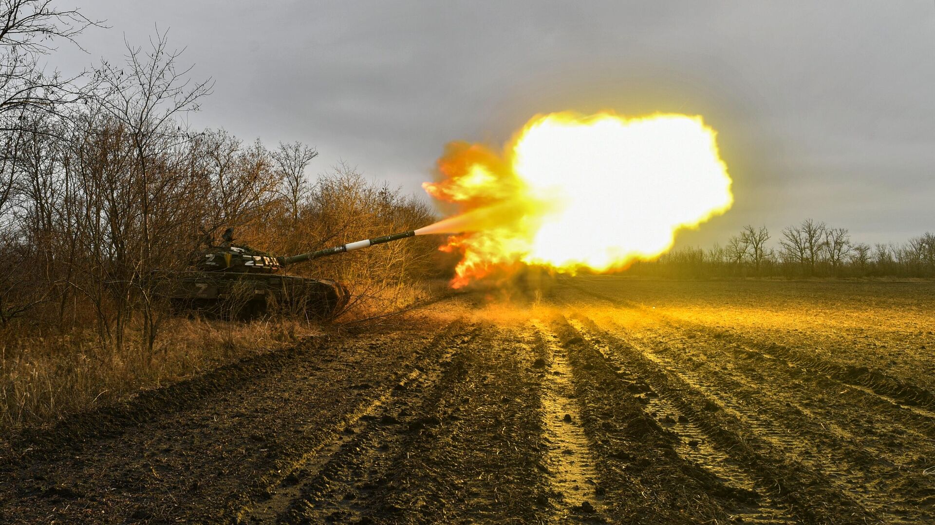 Работа танков Т-72Б в южном секторе специальной военной операции - РИА Новости, 1920, 27.01.2023