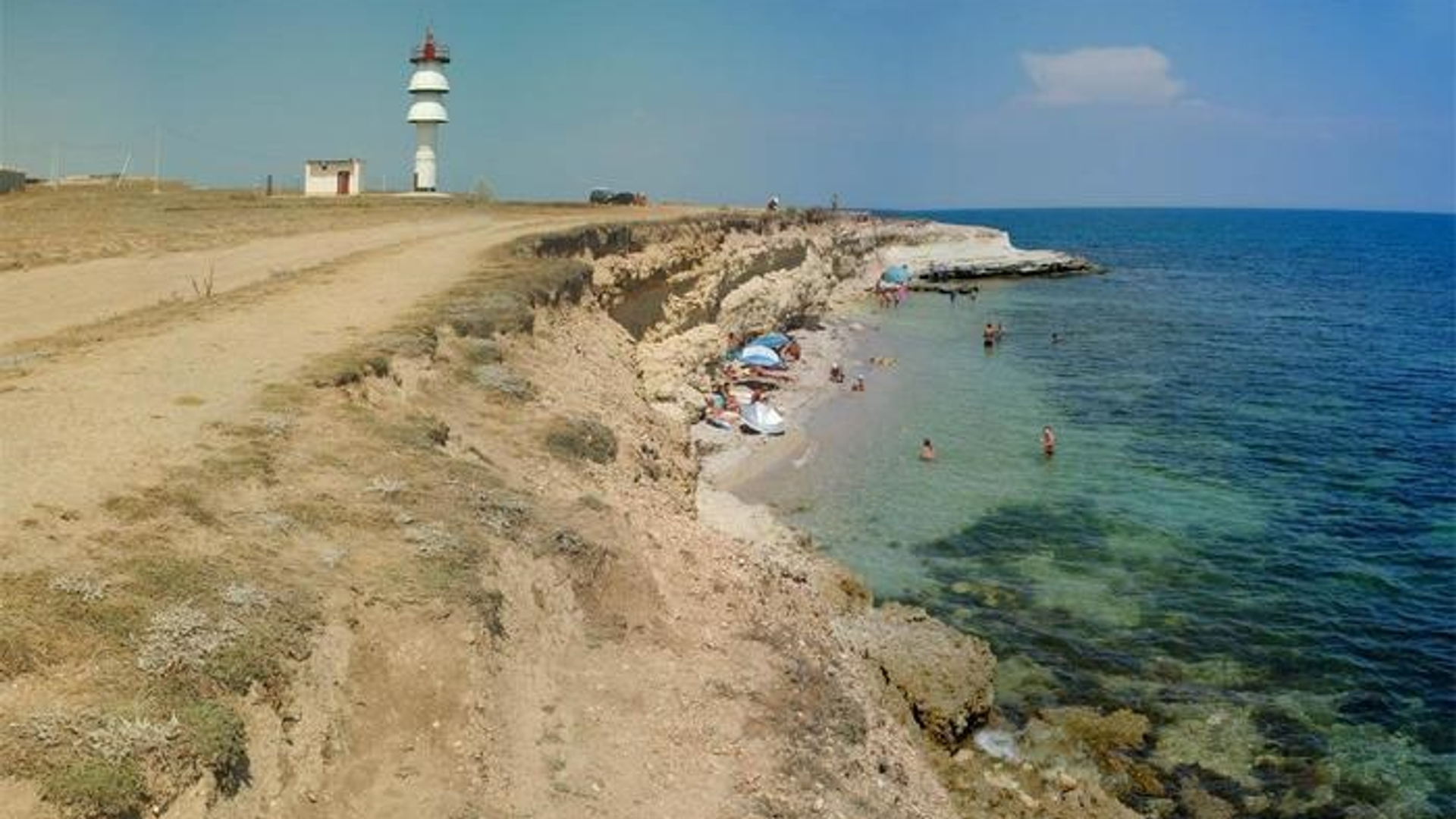 Свежие объявления крым. Посёлок Межводное Крым. Межводное скалы Маяк. Крым Черноморский район село Межводное. Маяк Межводное Крым.