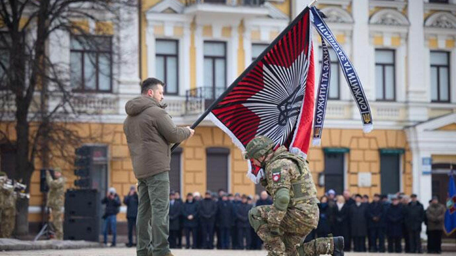 Зеленский вручает знамя бригаде Гвардии наступления - РИА Новости, 1920, 24.02.2023