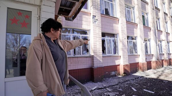 Последствия обстрела со стороны ВСУ школы в Донецке