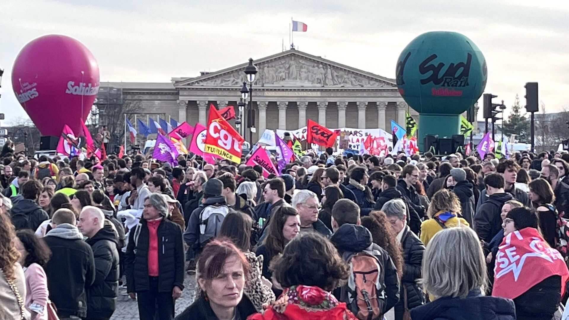 Протесты против пенсионной реформы продолжаются в Париже - РИА Новости, 1920, 18.03.2023
