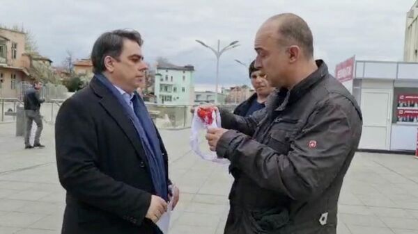 Атанас Стефанов пытается подарить окровавленную тряпку экс-министру финансов Болгарии Асену Васильеву 