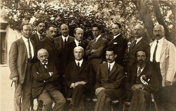 Липинский (третий слева в первом ряду, рядом с П. Скоропадским) среди участников учредительного съезда Украинского союза хлеборобов-государственников, 1922 год. Источник: википедия.