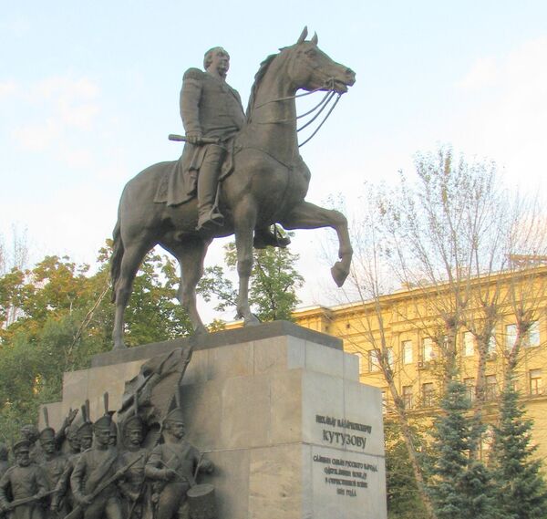 Памятник М.И. Кутузову в Москве. Фото В. Стоякина